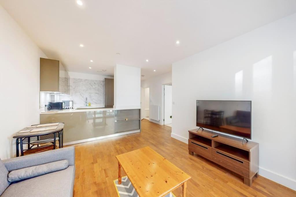לונדון Lovely 1 Bedroom In Royal Arsenal Riverside מראה חיצוני תמונה